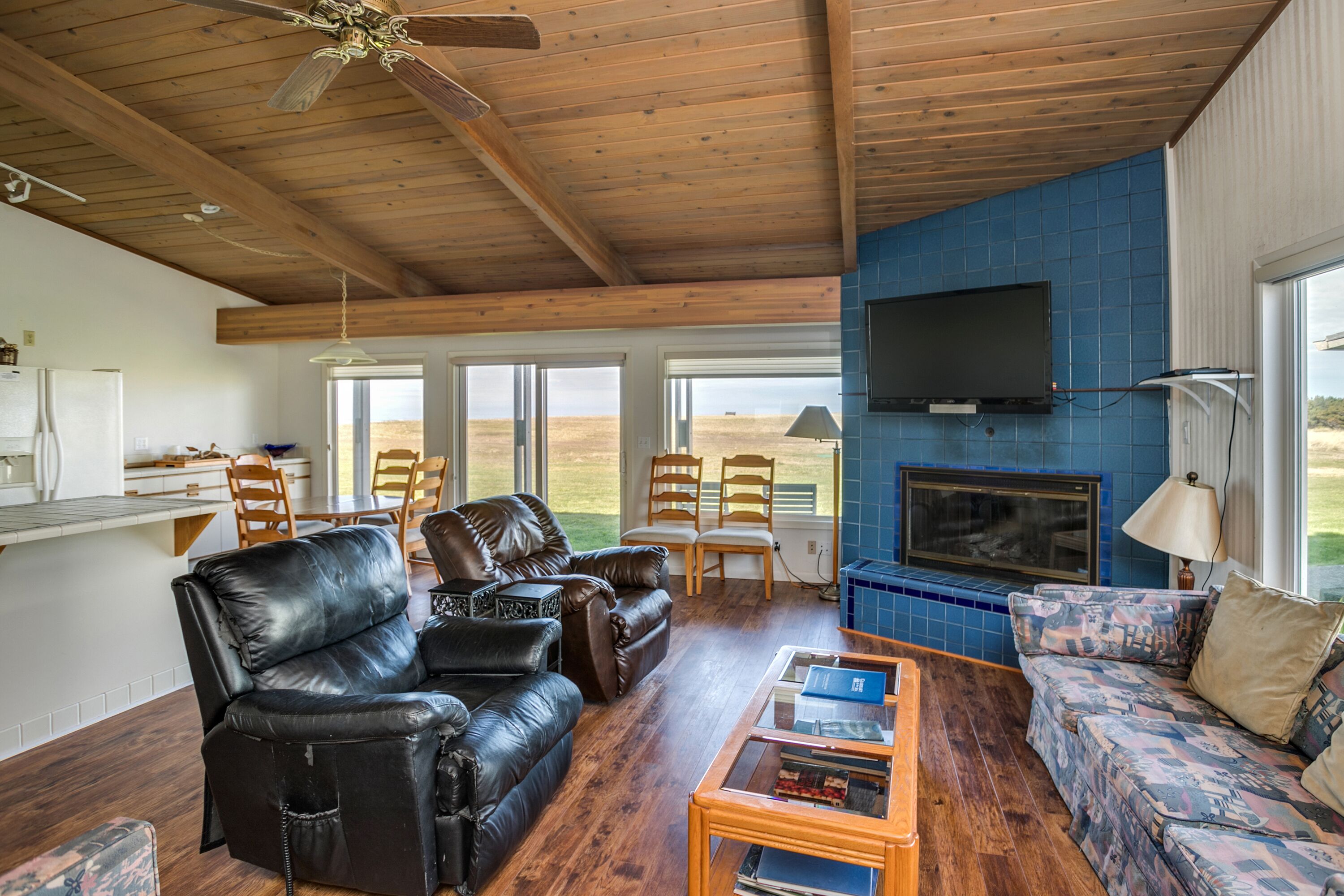 Een televisie, een open haard en een dvd-speler