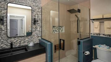 Dusche, Haartrockner, Handtücher, Shampoo
