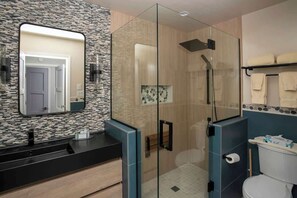 Dusche, Haartrockner, Handtücher, Shampoo