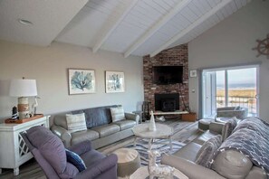 Smart TV, fireplace, DVD player