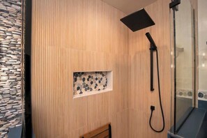 Douche, sèche-cheveux, serviettes fournies, shampoing