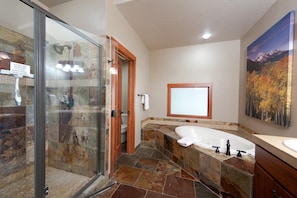 Ensemble douche/baignoire, baignoire Ă jets, sĂšche-cheveux