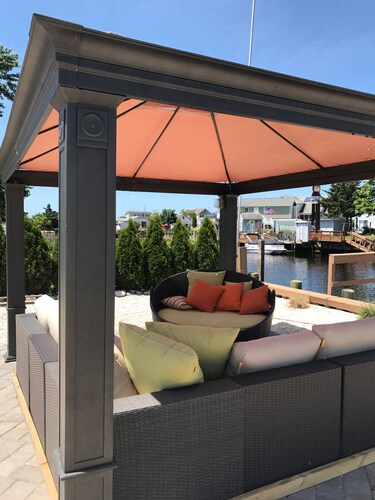 NEW REMODELED BUNGALOW!! Beautifully decorated on Lagoon in a great location