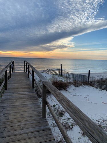 CAPESIDE BREEZE ² : North End of Cape San Blas. Gulf views from large porch.