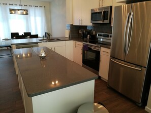 Réfrigérateur, four à micro-ondes, un four, surface de cuisson