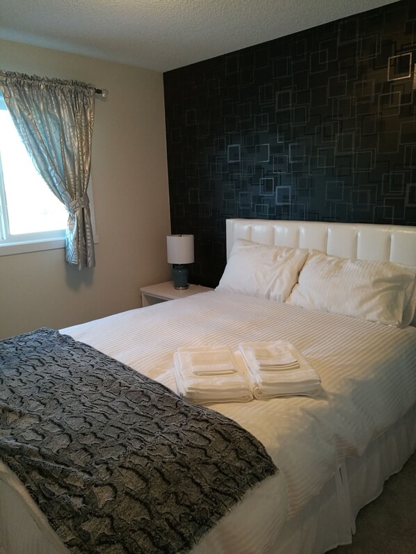 2 chambres, bureau, fer et planche à repasser, accès au Wi-Fi (inclus)