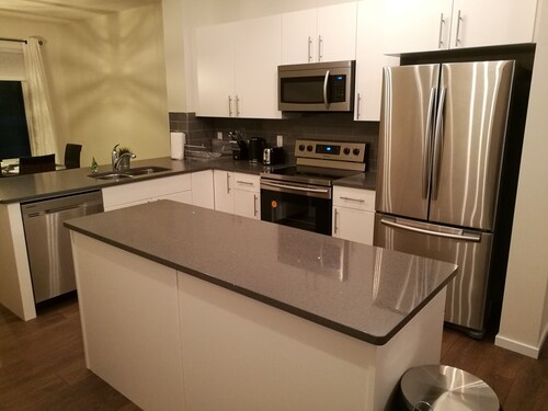 Nueva y hermosa casa individual con garaje doble. Cerca del aeropuerto, compras