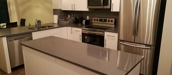 Nytt & vackert enda hem med dubbelgarage. Nära till flygplatsen, shopping