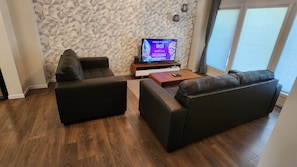 Een smart-tv, boeken en een kantoor