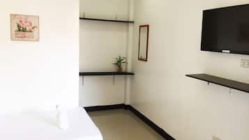 In-room safe, soundproofing, iron/ironing board, free WiFi