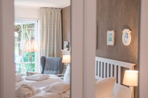 Ropa de cama de alta calidad y caja de seguridad en la habitación 