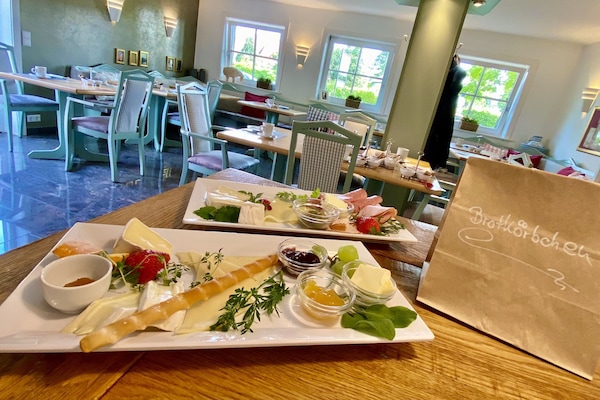 Colazione a buffet, servita nel weekend (15 EUR a persona)