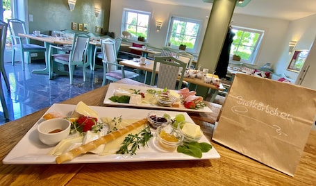 Se ofrece un desayuno bufé los fines de semana (15 EUR por persona). Hotel Auszeit