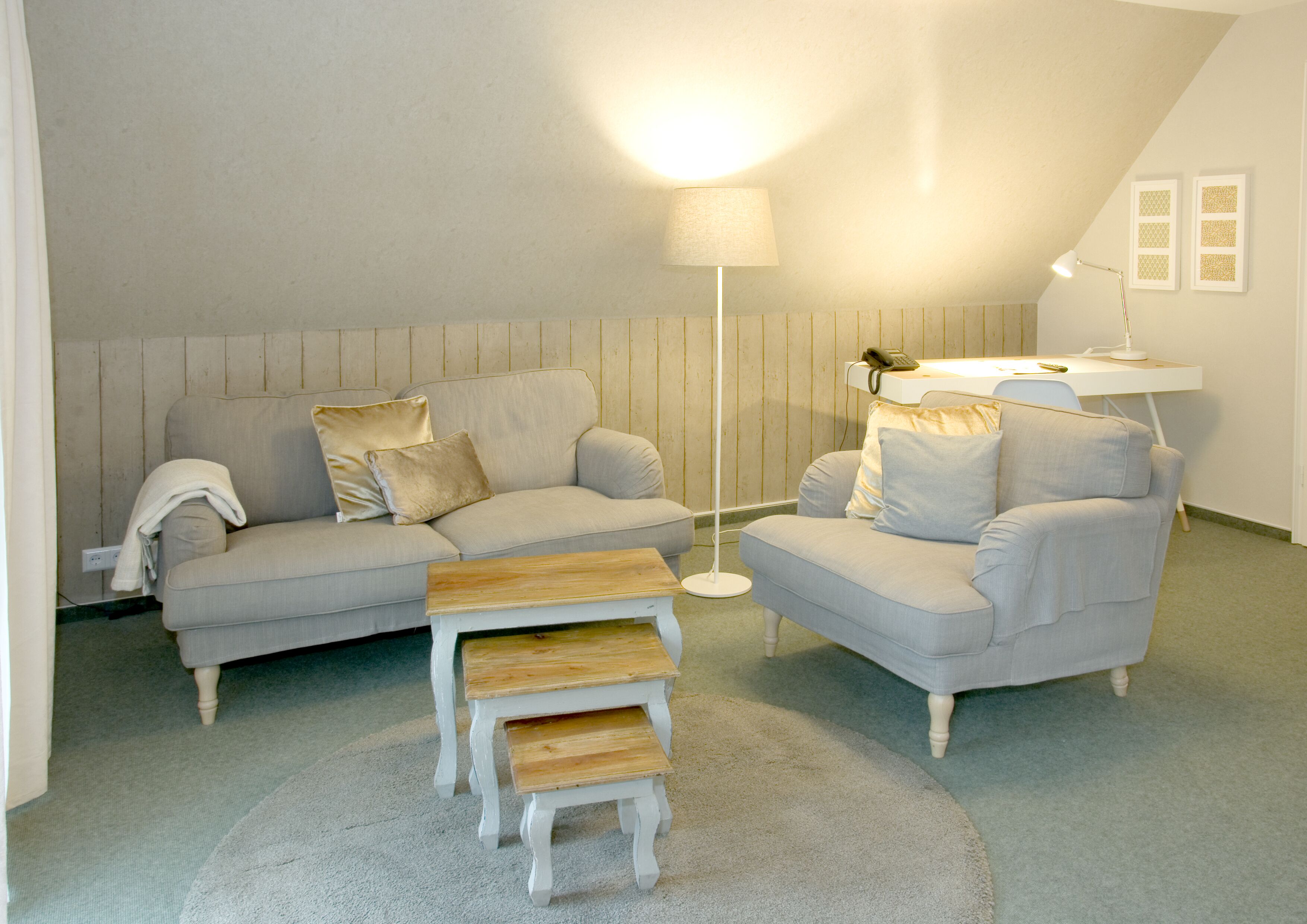 living area | flat-screen tv