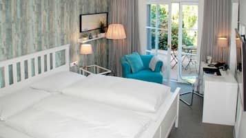 Ylelliset vuodevaatteet, tallelokero huoneessa, työpöytä