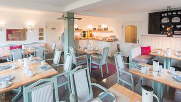 Buffetaamiainen viikonloppuisin (15 EUR per henkilö)