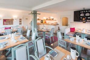 Café da manhã com buffet nos fins de semana (EUR 15 por pessoa) 