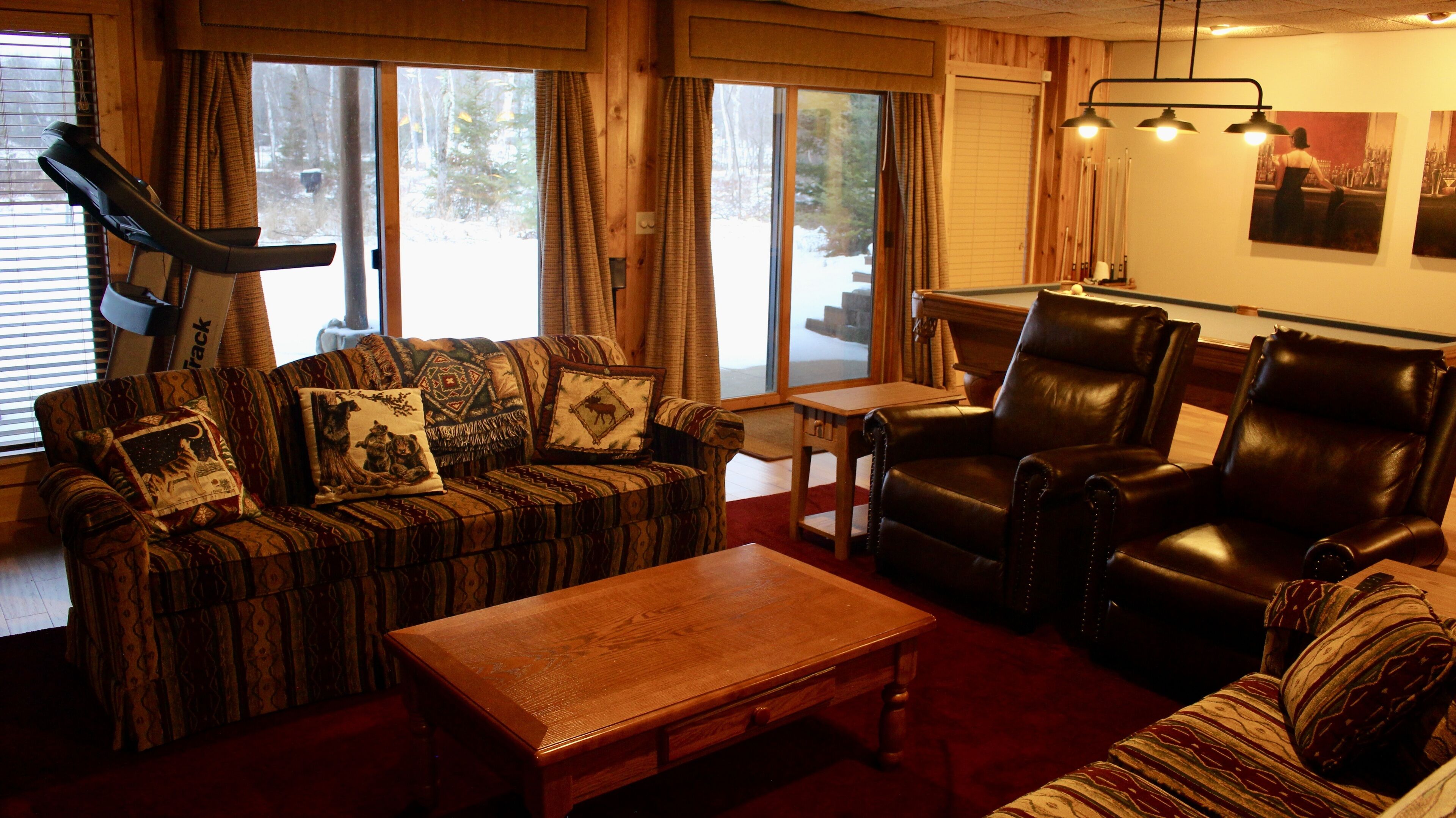 智能电视、壁炉、DVD 播放器、影片库