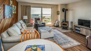 Una televisión, un reproductor de DVD