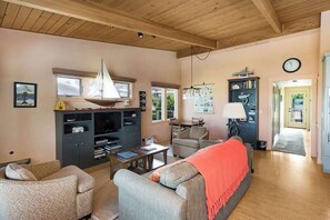 TV, fireplace, DVD player