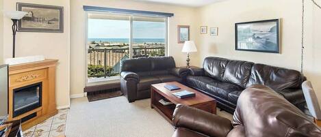 Televisión, chimenea, reproductor de DVD