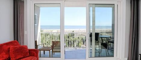 Smart-TV, DVD-Player, Bücher, Stereoanlage