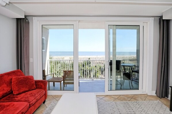 Smart-TV, DVD-Player, Bücher, Stereoanlage