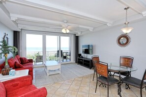 Smart-TV, DVD-Player, Bücher, Stereoanlage