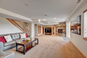 Smart TV, fireplace, table tennis, stereo