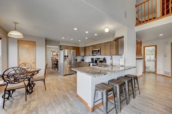 Geladeira, micro-ondas, fogão, cooktop