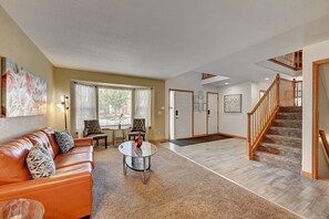 Een smart-tv, een open haard, een tafeltennistafel en een stereo