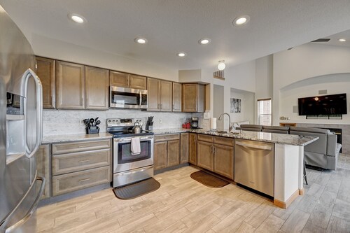 Spacious home w/ Mountain Views! Near Dining, Shops, Park, & Rec Center w/Pool.