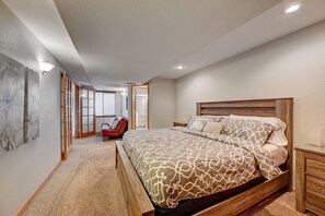 6 slaapkamers, een strijkplank/strijkijzer, reisbedje, gratis wifi