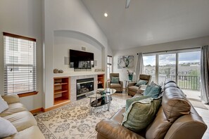 Smart TV, fireplace, table tennis, stereo - Spacious home w/ Mountain Views! Near Dining, Shops, Park, & Rec Center w/Pool.  (Colorado Springs)