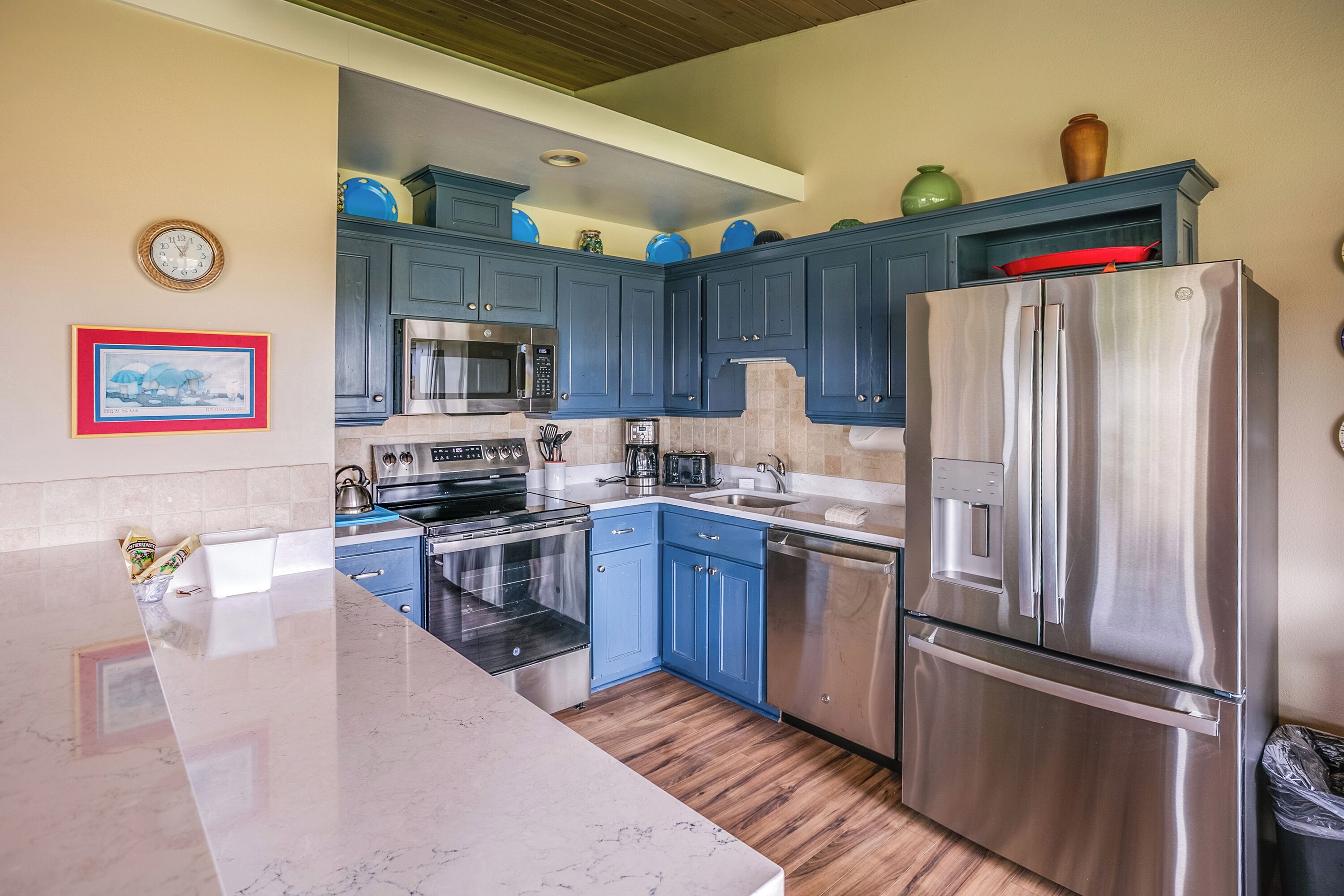 Jääkaappi, mikroaaltouuni, uuni, liesi