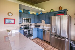 Een koelkast, een microgolfoven, een oven, een kookplaat