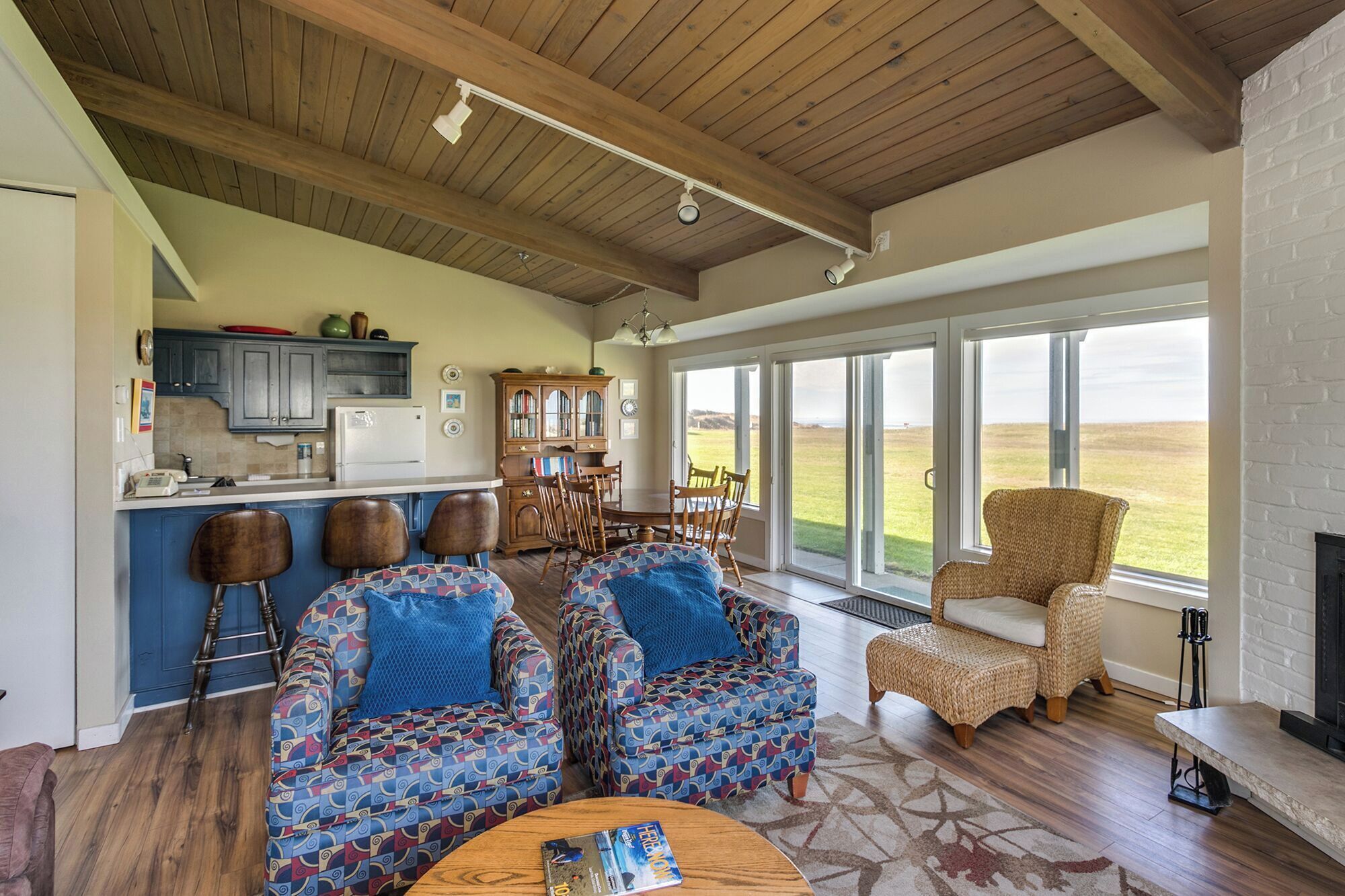 Fernseher, Kamin, DVD-Player