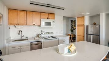 Réfrigérateur, micro-ondes, four, plaque de cuisson