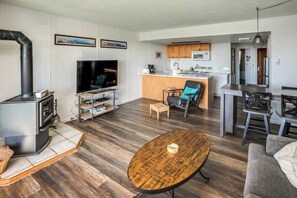 TV, fireplace - Gearhart House G665 (Gearhart)