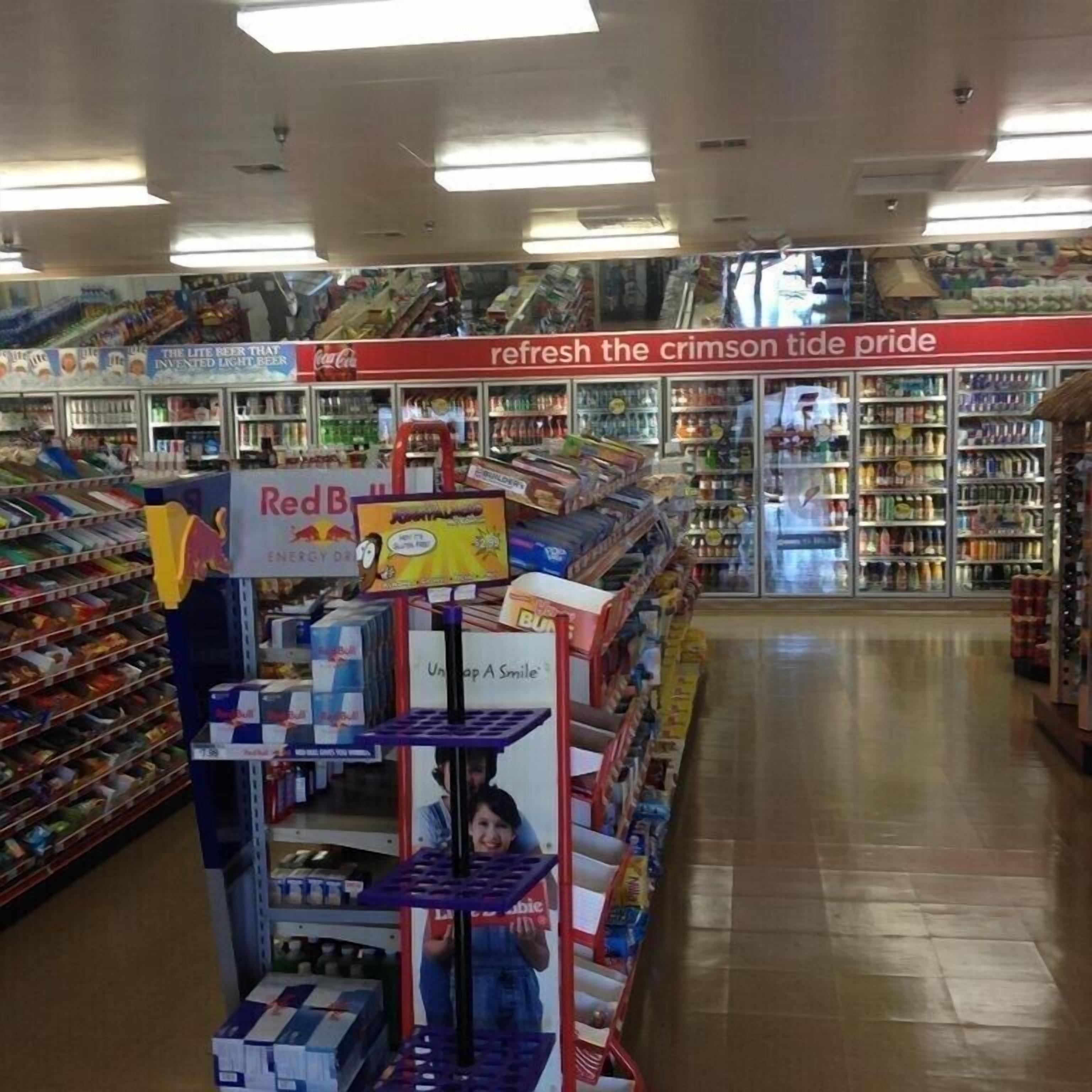 Un rayon d’un supermarché où l’on trouve la boisson énergisante Red Bull et d’autres produits.
