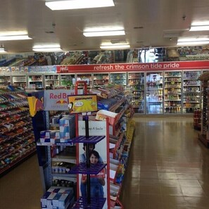 Un rayon d’un supermarché où l’on trouve la boisson énergisante Red Bull et d’autres produits.