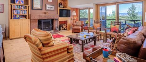 Smart TV, fireplace, DVD player, stereo
