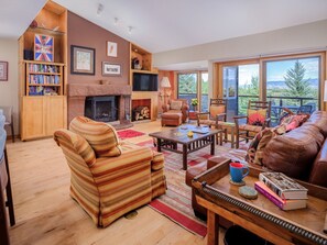 Smart TV, fireplace, DVD player, stereo