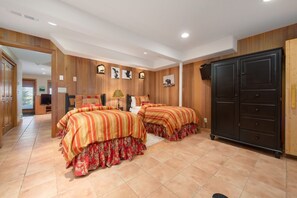 4 bedrooms, iron/ironing board, free WiFi, bed sheets