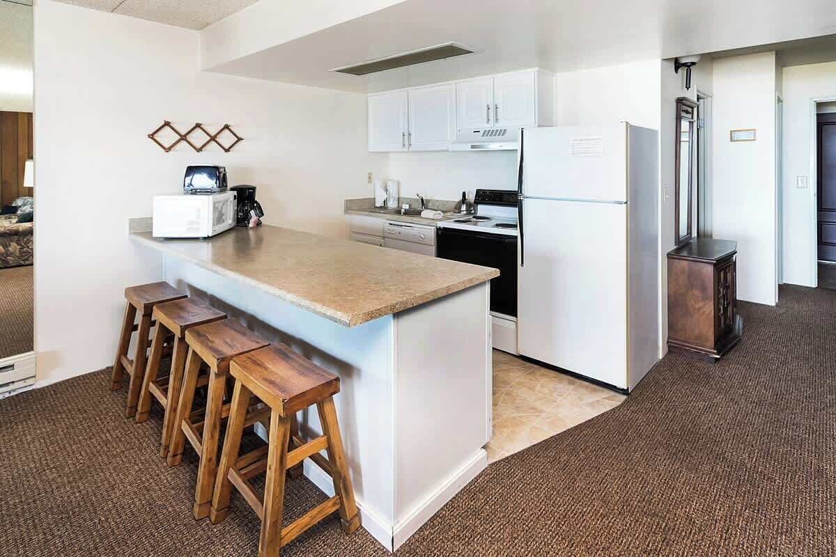 Jääkaappi, mikroaaltouuni, uuni, liesi