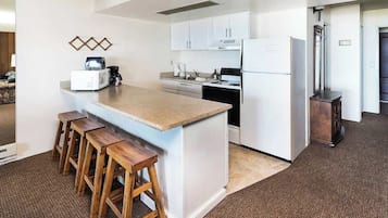 Jääkaappi, mikroaaltouuni, uuni, liesi