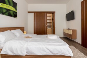 Apartemen Deluks (Silvia) | 2 kamar tidur, meja kerja, kedap suara, dan setrika/meja setrika