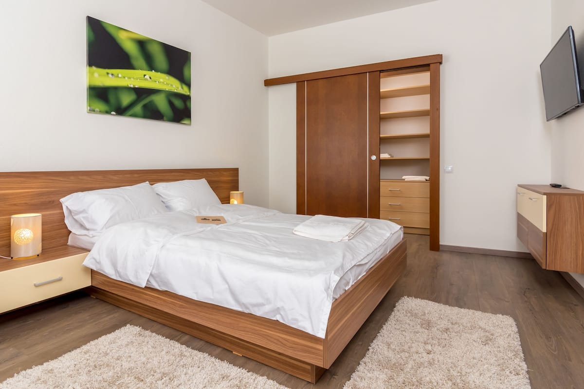 Deluxe Apartment (Silvia) | 2 bilik tidur, meja, kalis bunyi, seterika/papan seterika