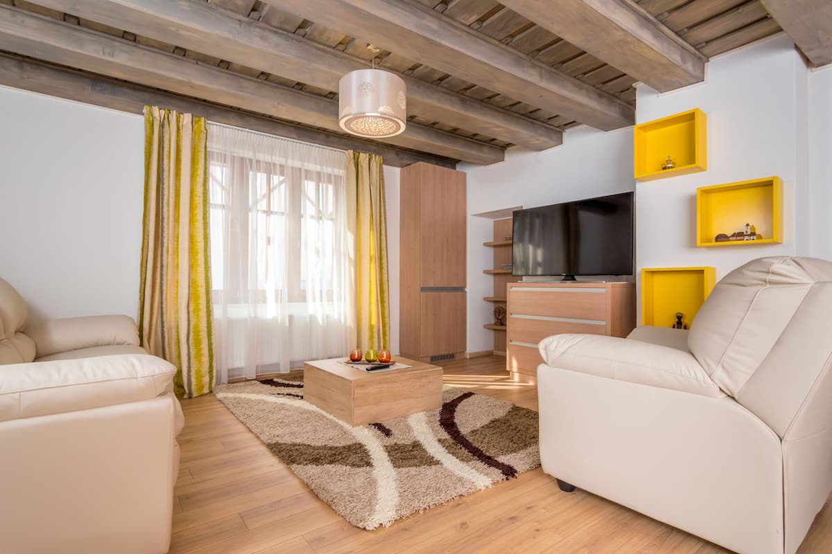 Suite – deluxe (Doina) | 2 soverom, skrivebord, lydisolert og strykejern/-brett