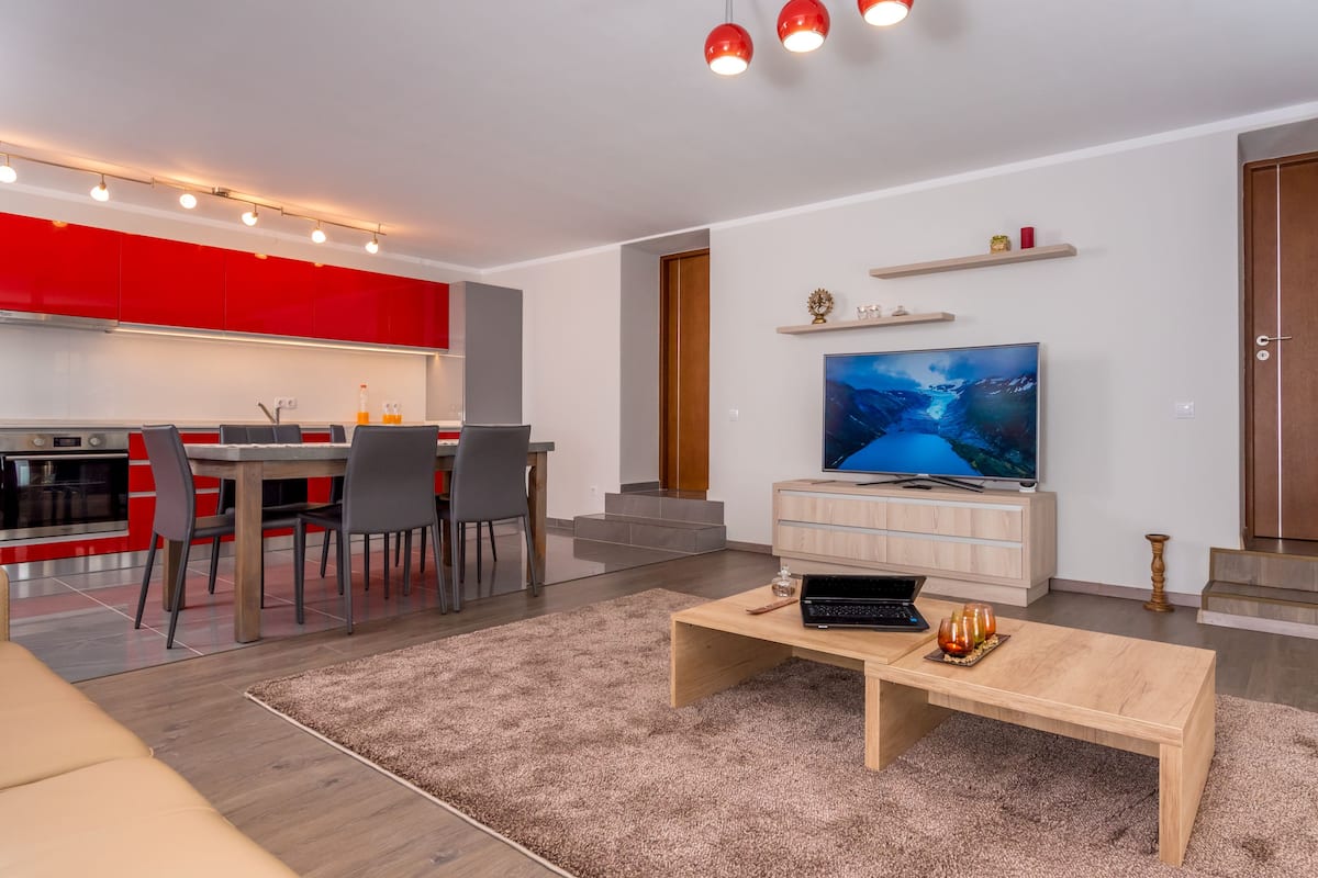 Leilighet – deluxe, 2 soverom (Maria) | Oppholdsområde | Smart-TV